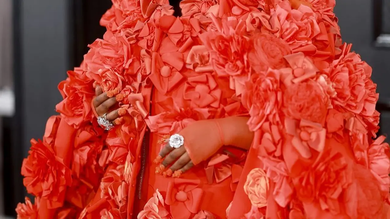 Totalitas, Lizzo Kenakan Jubah Jumbo Berhias Bunga di Grammy Awards 2023