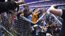 Akibat ulah para fans tersebut gawang di markas Manchester City itu akhirnya rusak. (AP/Dave Thompson)