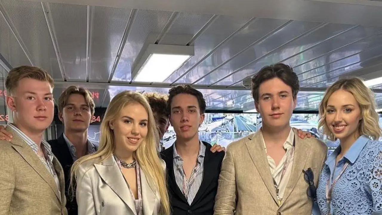 Pangeran Christian dari Denmark dan Putri Chiara dari Italia (paling kanan) diisukan berpacaran. (Instagram/@carolinadebourbon)