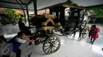 Teknisi mempersiapkan kereta yang akan digunakan untuk prosesi kirab ageng jumeneng dalem Paku Alam X di Komplek Kadipaten Pakualaman Ngayogyakarta, DIY, Selasa (5/1). Jumeneng atau penobatan Paku Alam X akan digelar pada 7 Januari 2016. (Boy Harjanto)