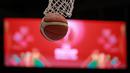 Bola masuk ke dalam ring basket laga final FIBA Asia Cup 2022 antara Timnas Basket Lebanon melawan Timnas Basket Australia di Istora Senayan, Jakarta, Minggur (24/07/2022). (Bola.com/Bagaskara Lazuardi)