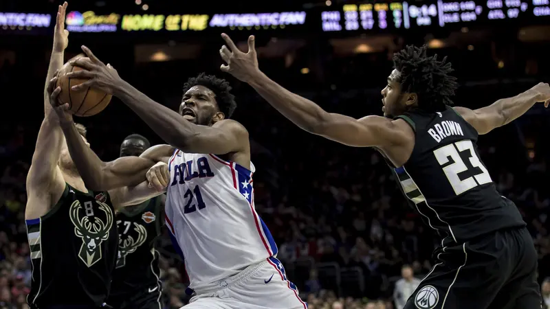 Aksi Joel Embiid saat Sixers Hajar Bucks