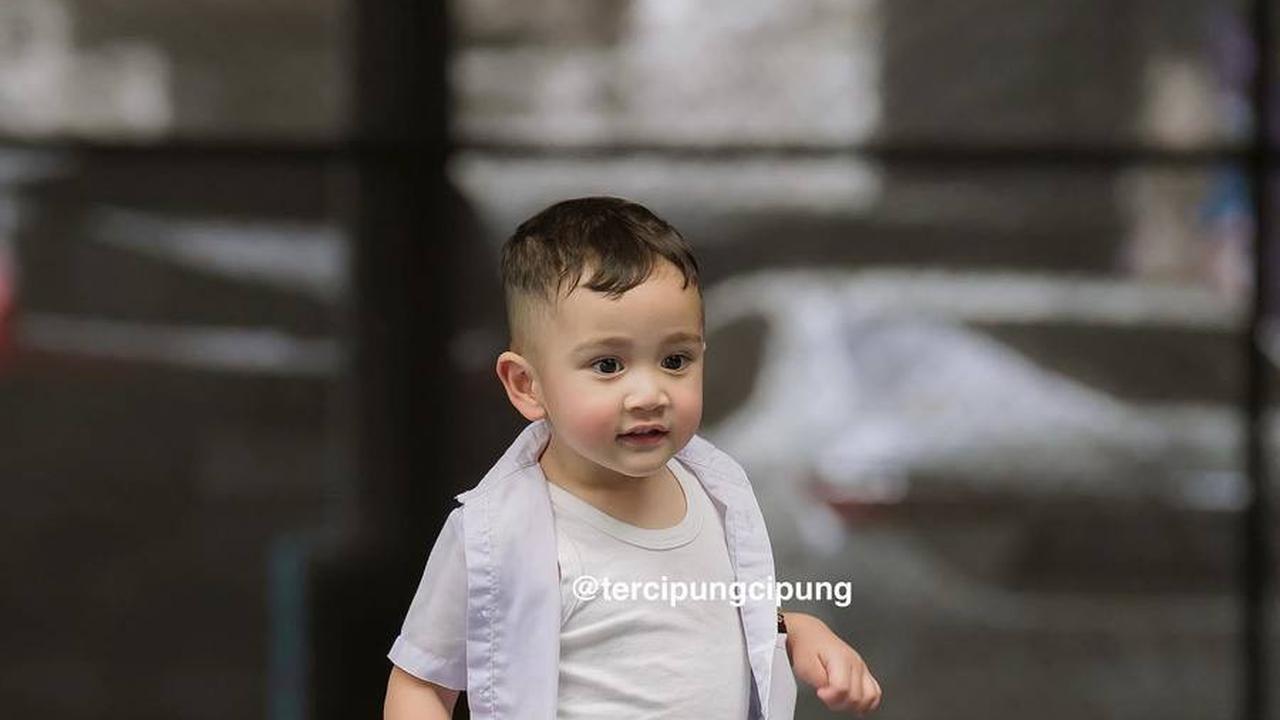 Rayyanza Pakai Sneakers Berwarna Putih