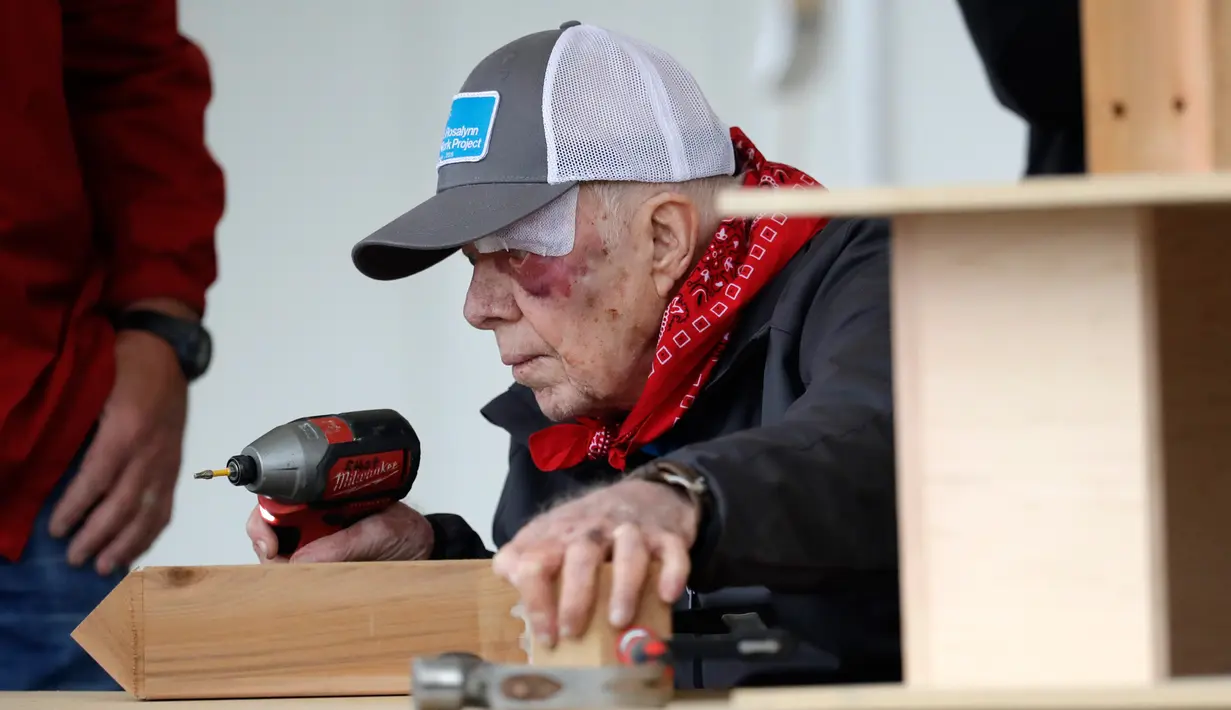 Mantan Presiden AS, Jimmy Carter menghadiri acara yang digelar Habitat for Humanity di Nashville, Tennessee, Senin (7/10/2019). Tampil di depan publik, mata kiri Carter memar dan mendapat beberapa jahitan di alis bagian atas setelah terjatuh di rumahnya pada Minggu waktu setempat. (AP/Mark Humphrey)