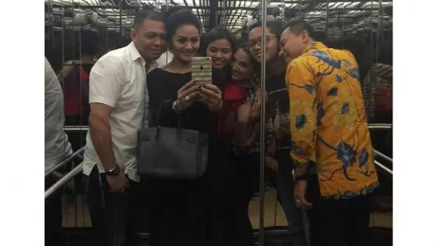 6 Momen Kedekatan Raul Lemos dengan Aurel dan Azriel, Penuh Kasih Sayang