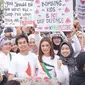 Najwa Shihab turun ke jalan menyuarakan dukungan terhadap rakyat Palestina yang terdampak perang Israel melawan Hamas. Ia bagi-bagi 1.000 semangka. (Foto: Dok. Instagram @kitabisacom)