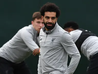 Pemain Liverpool, Mohamed Salah saat melakukan pemanasan bersama timnya di Melwood Training Ground, Liverpool, (3/4/2018). Liverpool akan menjamu Manchester City pada leg pertama Liga Champions. (AFP/Paul Ellis)