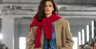 Koleksi Musim Gugur–Musim Dingin 2026 dari Ami Paris berwarna-warni, berlimpah , dan langsung dapat dikenali sebagai milik kami. Menandai lima belas tahun Ami Paris, koleksi ini terasa seperti babak baru, tetapi tetap dekat dengan awal mula Ami Paris.