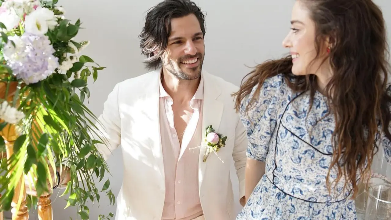 bintang serial Turki Cinta di Musim Cherry Serkan Cayoglu dan Ozge Gurel bertunangan (Foto: Instagram @ozgecangurelofficial)