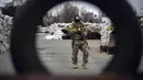 Seorang prajurit Ukraina menjaga pos pemeriksaan di jalan utama di Kyiv, Ukraina, 7 Maret 2022. (AP Photo/Vadim Ghirda)