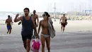 Militer Israel mengingatkan pengunjung pantai untuk berlindung karena militan Palestina diduga akan melancarkan roket balasan ke sekitar pantai, Israel, Senin (14/07/2014) (AFP PHOTO/GALI TIBBON)