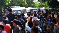 Sebanyak 12 ambulans yang mengangkut sembilan peti mati terlihat memasuki  Pulau Nusakambangan, Cilacap, Jateng, Selasa, (28/4/2015). Mobil ambulans disiapkan terkait eksekusi terhadap sembilan terpidana mati kasus narkoba. (Liputan6.com/Yoppy Renato)