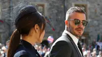 Mantan pemain sepak bola Inggris, David Beckham dan dan sang istri Victoria Beckham saat menghadiri pernikahan Pangeran Harry dan Meghan Markle di St. George's Chapel, Kastil Windsor, Inggris, Sabtu (19/5). (GARETH FULLER/POOL/AFP)