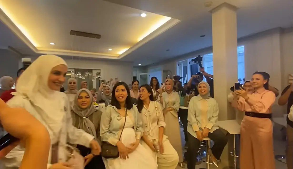 Salah satu yang menarik perhatian dari banyaknya tamu yang hadir adalah kehadiran penyanyi Rossa. Penyanyi asal Sumedang itu hadir mengenakan outfit senada dan tampil menghibur. [Youtube/Baim Paula]