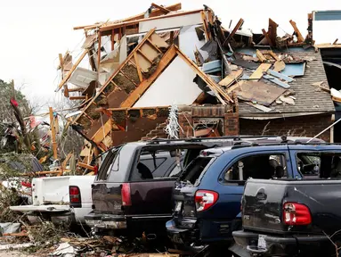 Sejumlah kendaraan rusak dan sebagian bangunan hancur di sebuah lapangan parkir apartemen di Texas, Amerika Serikat, (28/12). Sedikitnya 11 orang tewas di daerah Dallas akibat tornado ini. (REUTERS/Todd Yates)