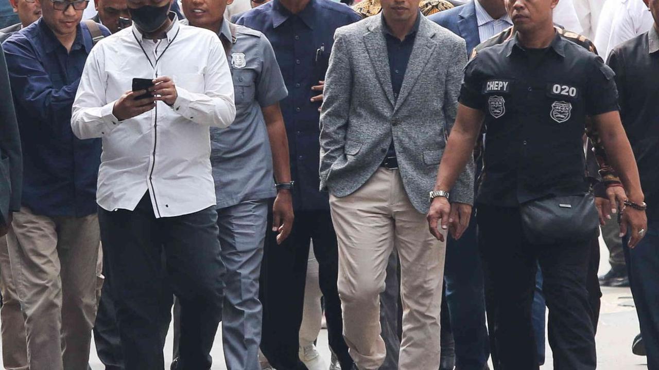 Yang menjadi sorotan dari pria berusia 76 tahun itu adalah kedatangannya yang membawa pasukan  ke Bareskrim.