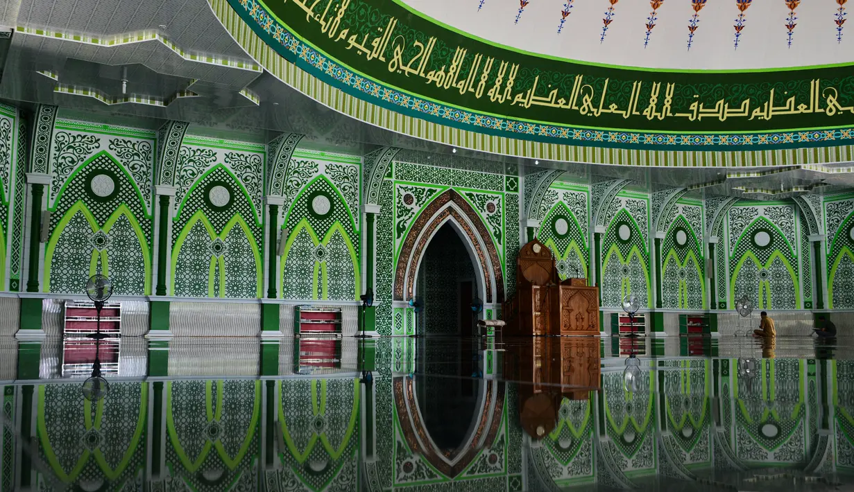 Orang-orang berdoa selama bulan Ramadan di masjid Al Munawarah di Jantho, provinsi Aceh (12/5/2020). Masjid Al Munawarah yang berdiri di pusat Kota Jantho, Kabupaten Aceh Besar dikelilingi oleh perbukitan Bukit Barisan. (AFP/Chaideer Mahyuddin)