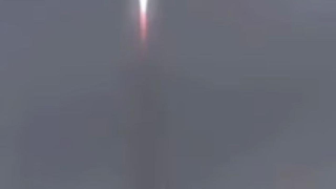Roket Soyuz-2.1b Rusia yang membawa satelit navigasi Glonass disambar petir saat diluncurkan pada 27 Mei 2019.