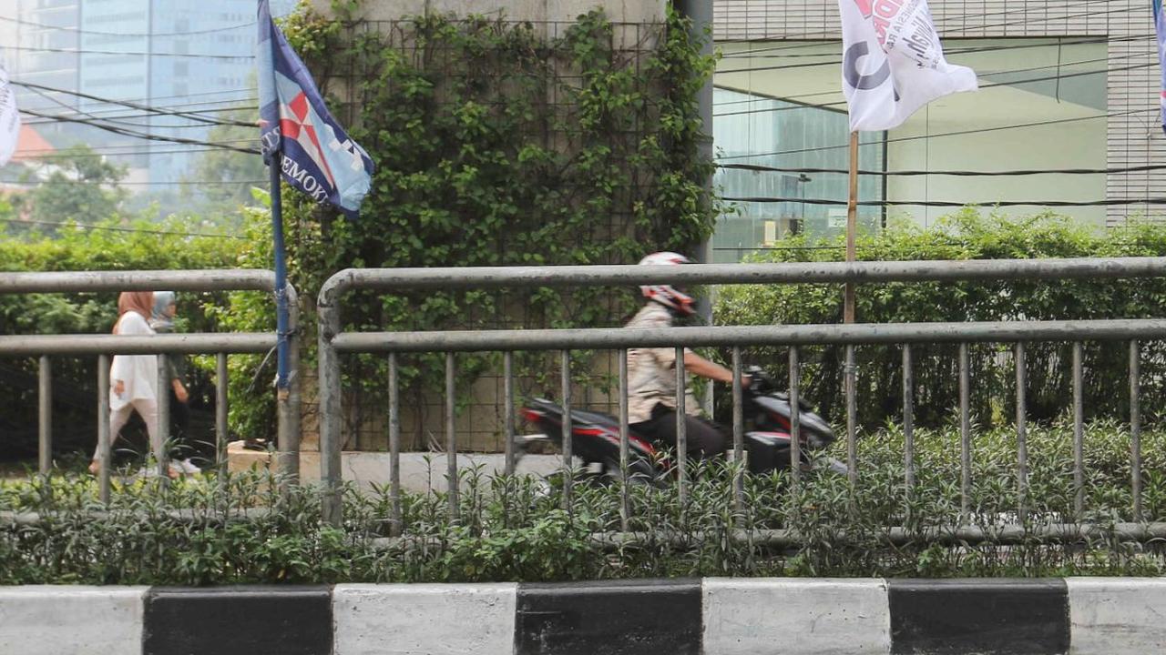 Menurut, anggota Bawaslu Provinsi DKI Jakarta, Sitti Rakhman mengatakan Bawaslu tidak bisa melakukan penindakan jika ada salah satu partai politik (Parpol) yang melanggar ketentuan, salah
satunya memasang atribut ketika bukan masa kampanye.