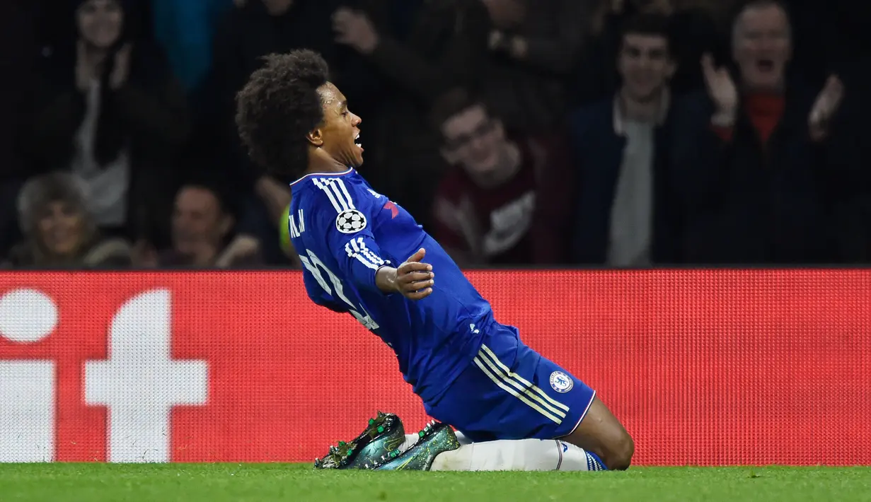 Gelandang Chelsea, Willian melakukan selebrasi usai mencetak gol kegawang Dynamo Kiev pada lanjutan Grup G liga champions di  Stamford Bridge, London, Inggris (4/11). Chelsea menang atas Kiev dengan skor 2-1. (Reuters/Toby Melville)
