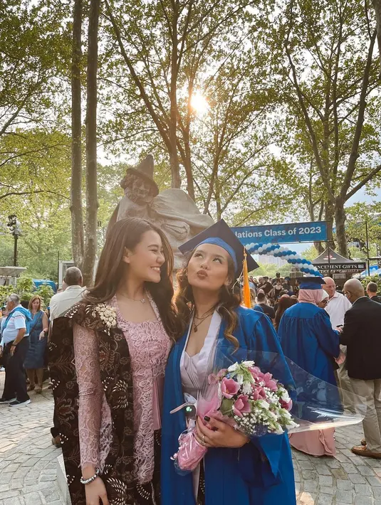 Senada dengan Aaliyah, Zahwa pun kenakan kebaya satin soft pink dan batik yang sama [@aaliyah.massaid]