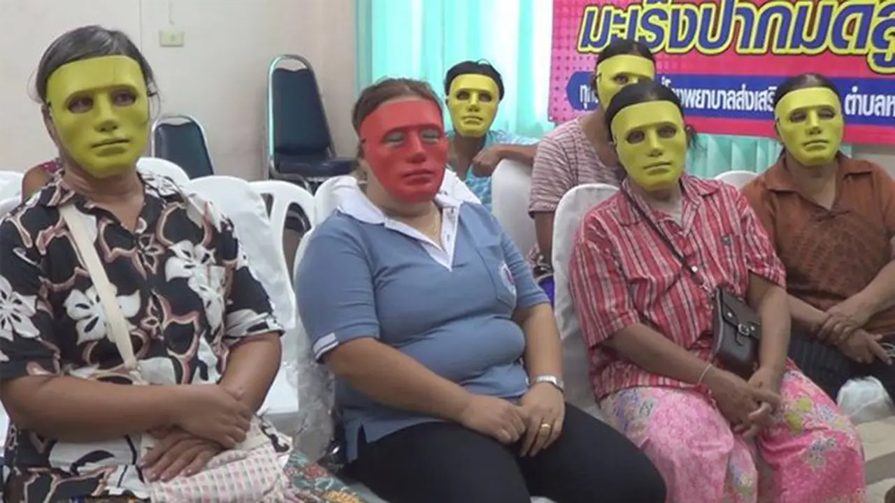 Pakai Topeng di Rumah Sakit, Apa yang Dilakukan Para Wanita Ini..