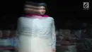 Model berjalan di atas catwalk mengenakan busana rancangan kolaborasi desainer L.tru dan Mice Cartoon di Jakarta Fashion Week 2018 di Senayan City, Jakarta, Selasa (24/10). L.tru dan Mice Cartoon mengangkat tema "Dear Women. (Liputan6.com/Faizal Fanani)