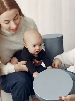 Setiap orangtua tentu menantikan momen ketika si kecil mulai mengeluarkan kata pertamanya. Namun sebelum benar-benar bisa mengucapkan kata dengan jelas, bayi akan melewati fase babbling atau mengoceh. (foto/dok: freepik/proostoleh)