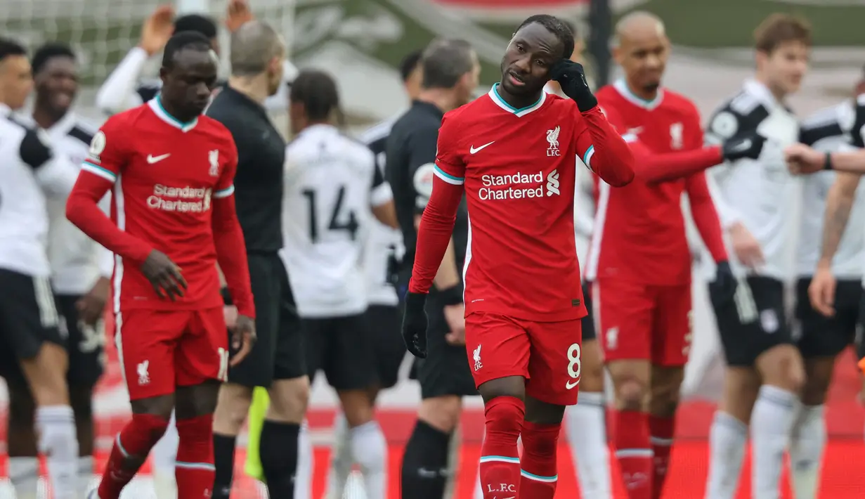 Dua pemain Liverpool, gelandang Naby Keita (depan) dan striker Sadio Mane tampak kecewa usai dikalahkan 0-1 oleh Fulham dalam laga lanjutan Liga Inggris 2020/21 di Anfield Stadium, Minggu (7/3/2021). (AFP/Clive Brunskill/Pool)