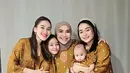Baju Lebaran 2023 keluarga Ayu Ting Ting hari ke-3 degan set batik model kaftan. [Foto: @ayutingting92]