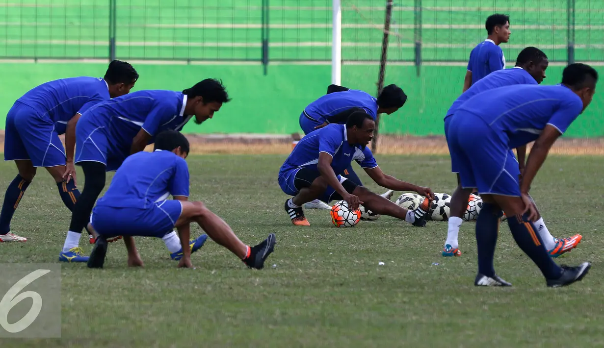 Skuat Arema saat menjalani sesi latihan terakhir di Stadion Gajayana Malang, Jumat (2/10/2015). Jelang laga menghadapi Sriwijaya FC, skuat Singo Edan menggeber sesi latihan secara tertutup. (Liputan6.com/Yoppy Renato)