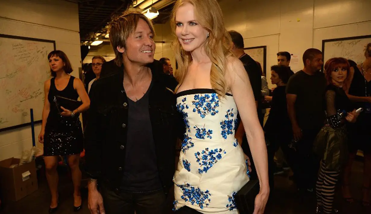 Sepanjang acara CMT Music Awards 2014 di Bridgestone Arena, Nashville, Tennessee, (4/6/2014), Keith Urban terlihat terus menggandeng Nicole Kidman yang dinikahi pada 2006 lalu. (AFP/Rick Diamond)