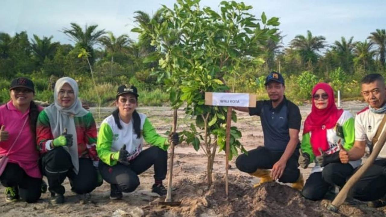 Pemkot Singkawang Gencarkan Penanaman 8.000 Pohon untuk Mitigasi Perubahan Iklim