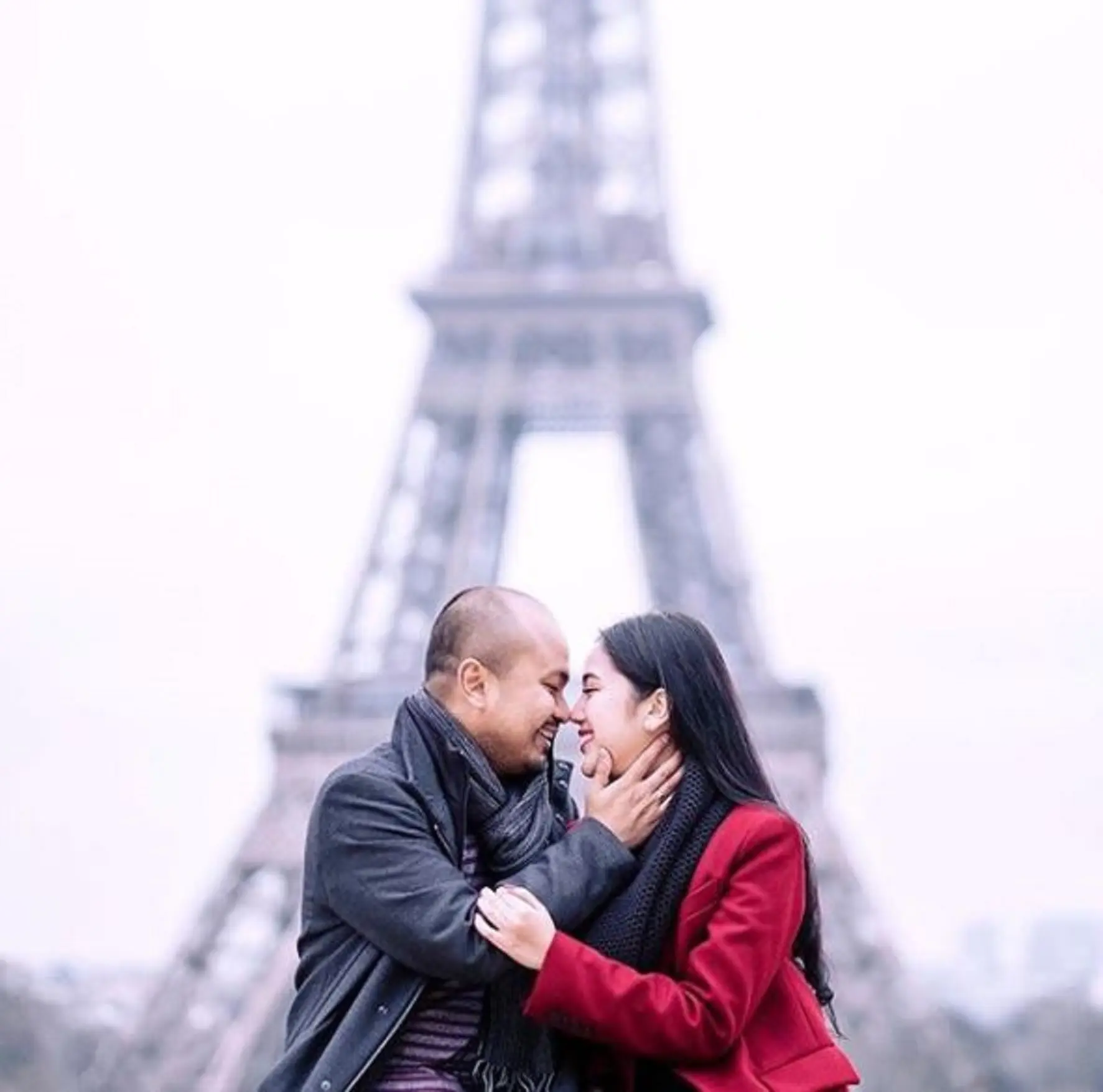 Tistha Nurma dan Afifuddin Kalla menikmati keindahan Menara Eiffel (Instagram/@tisthanurma)