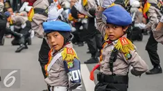 Polisi Cilik menunjukkan keahliannya di sekitar Bundaran HI, Jakarta, Minggu (18/9). Aksi Polisi cilik ini untuk meramaikan HUT ke-61 Polisi Lalu Lintas (Polantas). (Liputan6.com/Faizal Fanani)