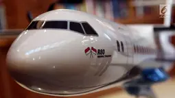 Replika Pesawat R80 dipamerkan saat penandatanganan Partneship Agreement dengan investor R80, Jakarta, Kamis (22/2). Ilham menuturkan, kehadiran kedua ‎perusahaan tersebut membantu mengembangkan dan membuat R80. (Liputan6.com/JohanTallo)