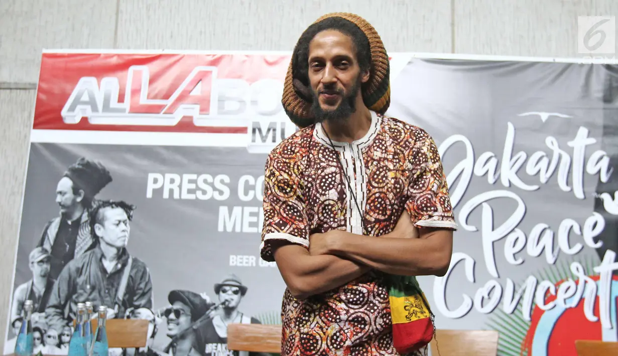 Putra Bob Marley, Julian Marley berpose usai jumpa pers Jakarta Peace Concert 2017 di Jakarta, Rabu (15/11). Pada 18 November 2017, Julian Marley akan manggung di Jakarta. (Liputan6.com/Herman Zakharia)