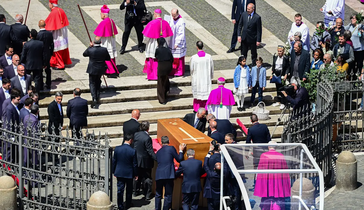 Sesuai jadwal, peti jenazah Paus Fransiskus dibawa ke Basilika Santa Maria Maggiore di Roma tepat jam 12.00 waktu setempat atau sekitar pukul 17.00 WIB. (Piero CRUCIATTI/AFP)