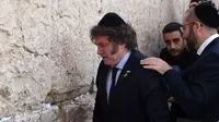 Presiden Argentina Javier Milei saat berkunjung ke Tembok Ratapan, Yerusalem, pada Selasa (6/2/2024). (Dok.&nbsp;Ronaldo Schemidt/AFP)