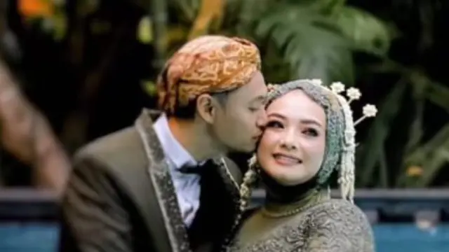 Hasil foto Pengantin yang pelaminanya ambruk saat pemotretan di kolam renang