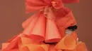 Seorang wanita bernama Kong Ning mengenakan kostum dari plastik berbentuk kerucut selama protes yang dilakukannya di Beijing, Cina, (7/12). Ia menamakan karya kostumnya ini dengan judul "The Orange Horns Bride Marries the Blue Sky". (REUTERS/Damir Sagolj)