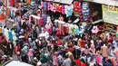 Sejumlah pengunjung melihat pakaian yang dijual di pasar Tanah Abang di Jakarta, Minggu (11/6). Para pengunjung pasara Tanah Abang ini tak hanya datang dari Jakarta, tapi juga datang dari daerah lain di luar Jakarta. (Liputan6.com/Angga Yuniar) 