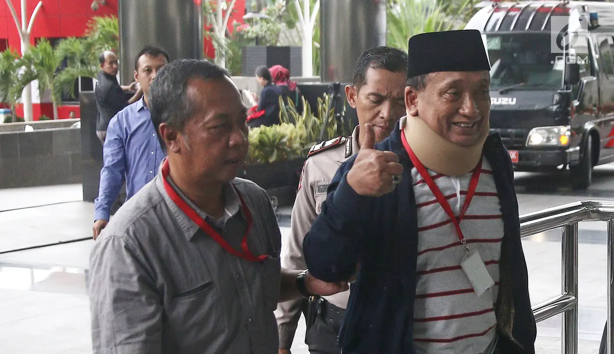 Terpidana kasus suap dan pencucian uang, Fuad Amin tiba di Gedung KPK, Jakarta, Senin (22/10). Fuad Amin menjalani pemeriksaan sebagai saksi dugaan suap pemberian fasilitas dan izin di Lapas Sukamiskin. (Liputan6.com/Herman Zakharia)