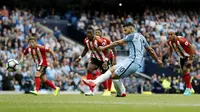 Pemain Manchester City, Sergio Aguero, membobol gawang Sunderland melalui titik penalti pada laga Liga Premier Inggris di Stadion Etihad, Manchester, Inggris, Sabtu (13/8/2016). City menang 2-1 atas Sunderland. (Reuters/Lee Smith)