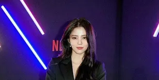 Pemeran Na Bi dalam drama Korea Nevertheles, Han So Hee menjatuhkan pilihannya pada blazer dress yang dipadukan dengan stocking dan high heels serba hitam. (Instagram/netflixkr).
