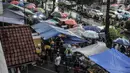 Deretan tenda pedagang sajian untuk berbuka puasa atau takjil di Pasar Rawamangun, Jakarta Timur, Rabu (14/4/2021). Di masa pandemi, pengelola mewajibkan pedagang dan pembeli mengenakan masker guna mencegah penularan COVID-19. (merdeka.com/Iqbal S. Nugroho)