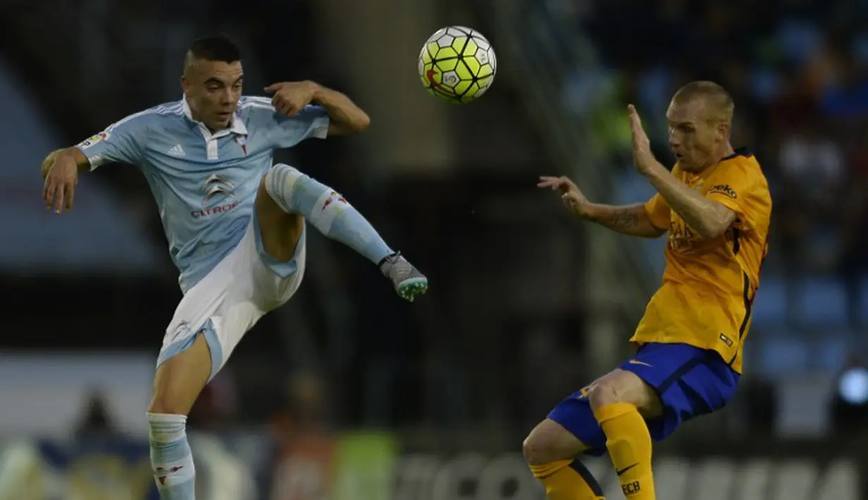 Pemain Celta Vigo, iago Aspas (kiri), berebut bola dengan pemain Barcelona, Jeremy Mathieu, dalam lanjutan La Liga Spanyol di Stadion Balaidos, Vigo, Spanyol, Kamis (24/9/2015) dini hari WIB. (AFP Photo/Miguel Riopa)
