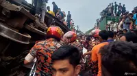 Kecelakaan kereta di Bangladesh pada Senin (23/10/2023) menewaskan 17 orang. (Dinas Pemadam Kebakaran dan Departemen Pertahanan Sipil Bangladesh/AP)