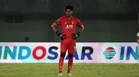 Penjaga gawang Persik Kediri, Kurniawan Kartika Ajie, saat pertandingan pekan keempat BRI Liga 1 2023/2024 melawan Dewa United yang berlangsung di Stadion Indomilk Arena, Tangerang, Jumat (21/7/2023). (Bola.com/Ikhwan Yanuar)