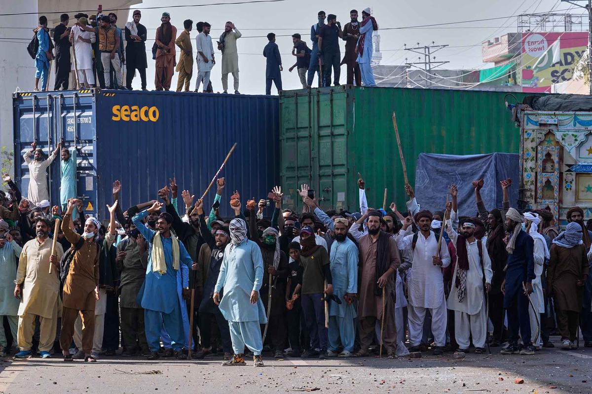 FOTO: Suasana Memanas di Lahore: Pendukung TLP Bentrok dengan Polisi Jelang Pawai Pro-Palestina